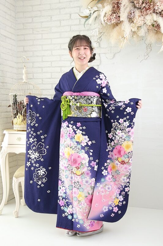 成人式の前撮りで紺色の振袖を着た女性